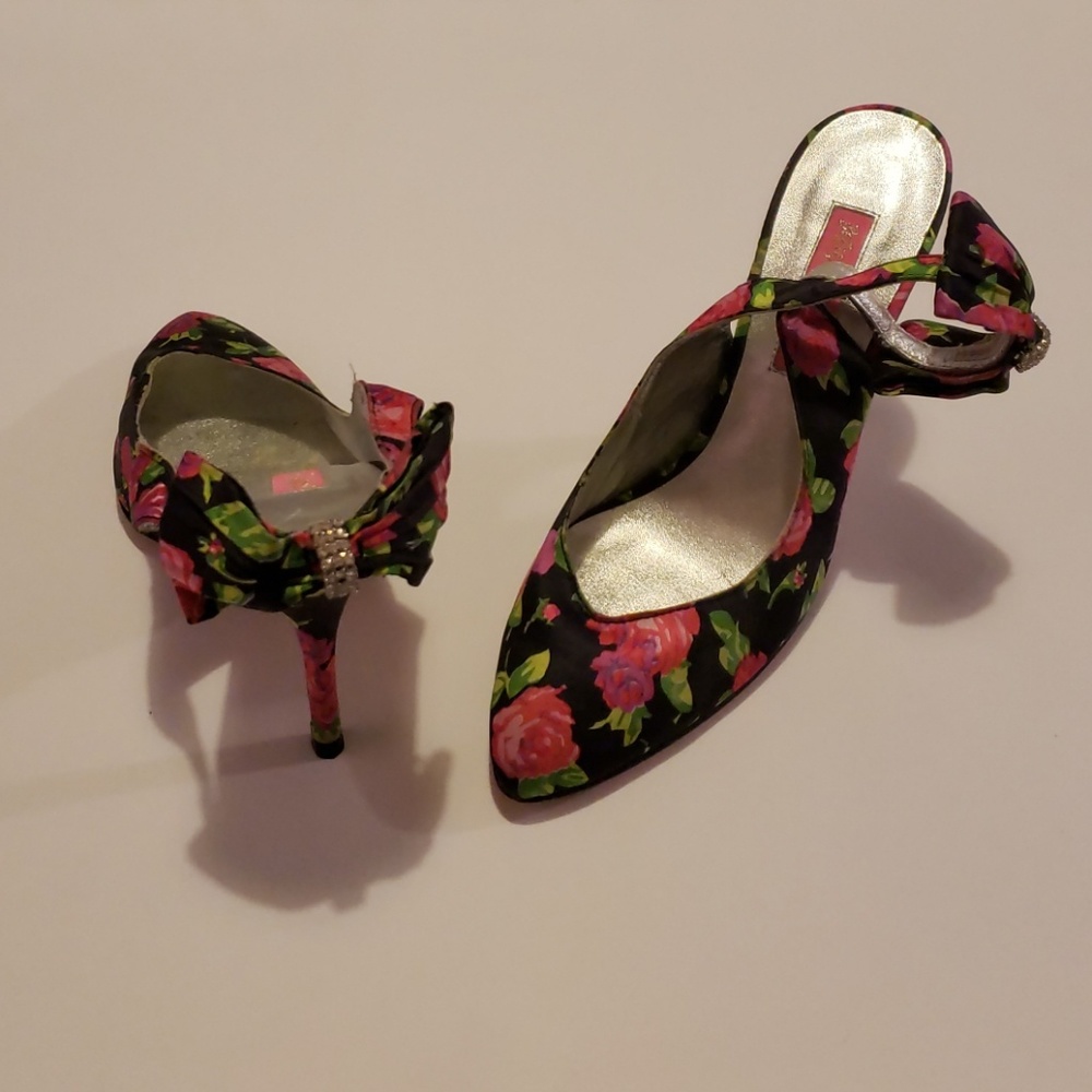 🌺🌺Betsy Johnson floral pump